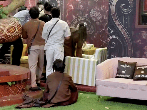 नकुल और गुल्लू के बीच झगड़े के दौरान घरवाले दोनों को अलग करते हुए। वहीं, काजी तौकीर बैठे नजर आए।