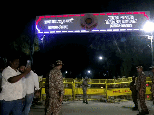 तस्वीर जाफरपुर कलां पुलिस स्टेशन से CJP कार्यकर्ताओं को बाहर लाने की हैं।