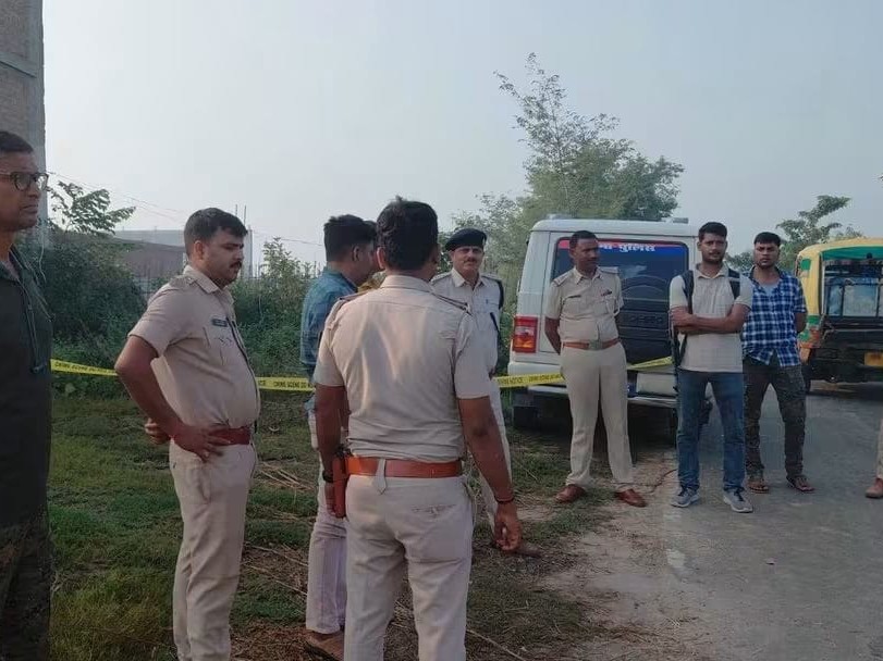घटनास्थल का जायजा लेते वरिष्ठ पुलिस अधिकारी।