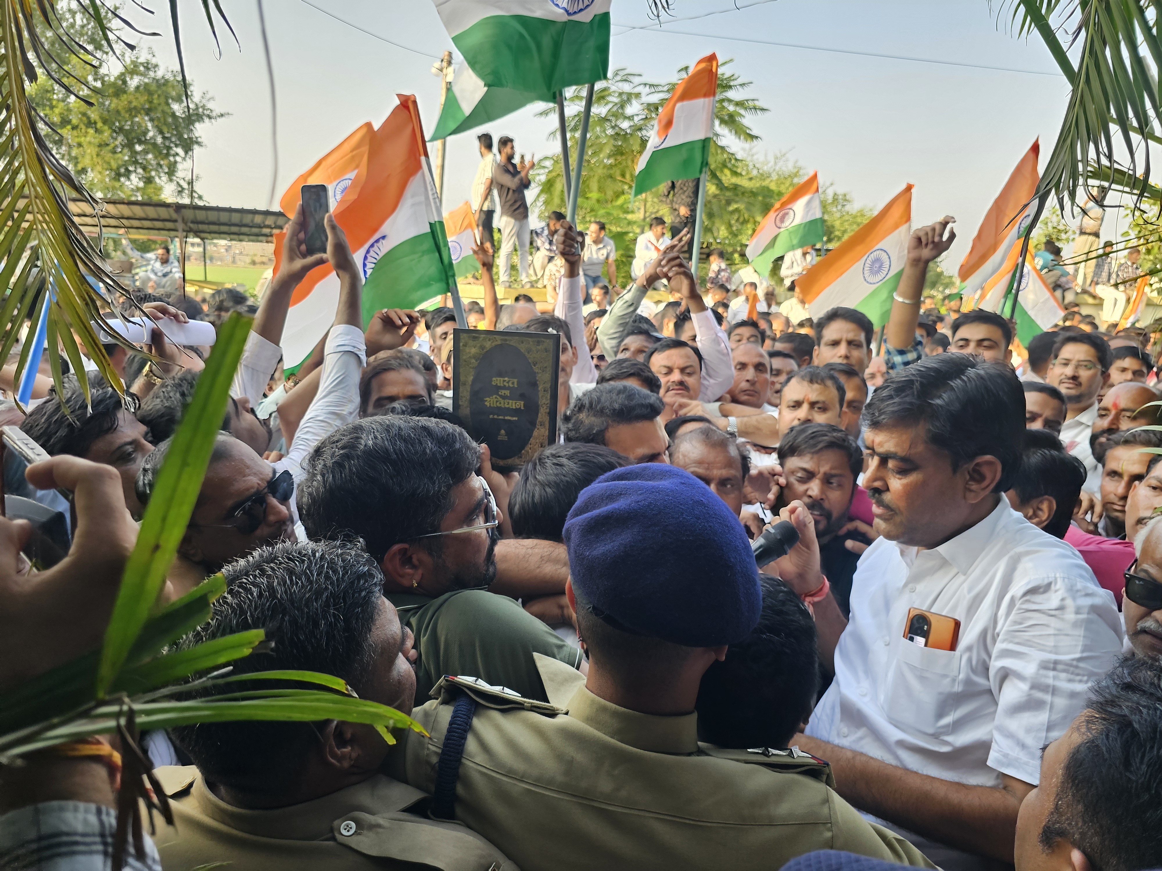 भाई पर FIR के विरोध में नारेबाजी की।