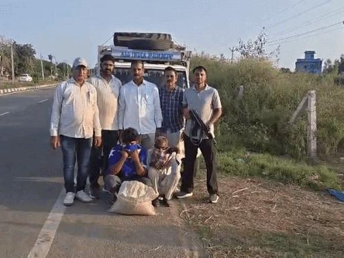 डूमखां गांव के पास प्याज के नशा तस्करी में पकड़े आरोपियों के साथ पुलिस।