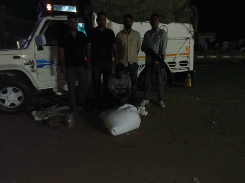 नरवाना में टोहाना मोड़ के पास पकड़े गया नशा तस्कर पुलिस टीम के साथ।