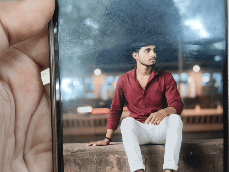नीली शर्ट में प्रतीक और महरून कलर शर्ट में विशाल है और दोनों को कैंटर ने कुचल दिया-फाइल फोटो - Dainik Bhaskar