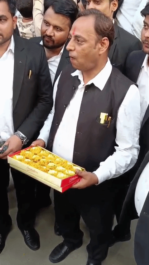 फांसी की सजा सुनाए जाने की खुशी में वकीलों ने कचहरी में लड्डू बांटे।