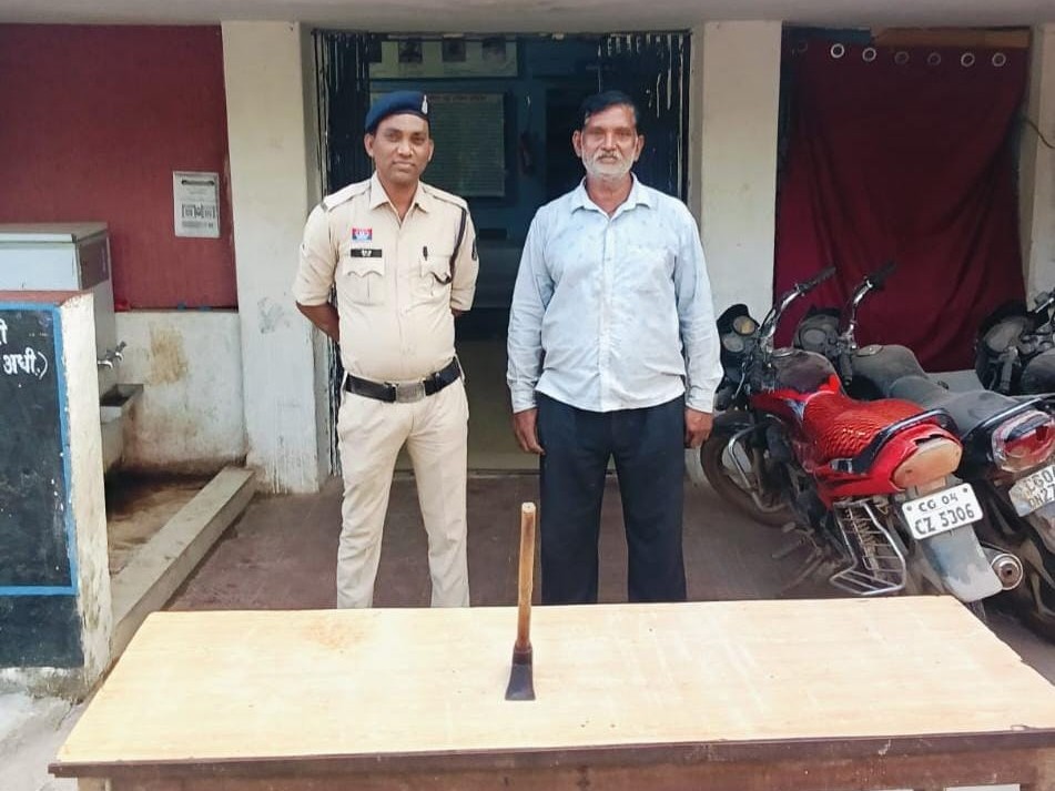 आरोपी की निशानदेही पर खून से सना बसुला जब्त