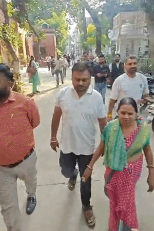 मुस्कान-साहिल को सजा सुनाए जाने से पहले मृतक सौरभ के भाई राहुल और मां रेनू कोर्ट रूम पहुंचे।
