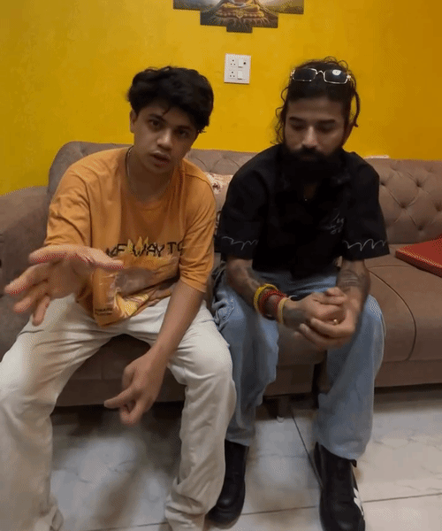 आयुष थपलियाल ने आरोप लगाया कि अनुराग डोभाल ने जबरन वीडियो रिकॉर्ड करवाकर उसे इंस्टाग्राम पर पोस्ट कराया।
