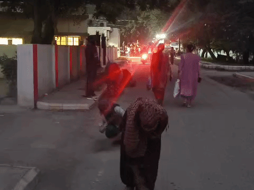 सीएम के कार्यक्रम को लेकर पुलिस लाइन में सड़कों की सफाई करतीं महिला कर्मचारी।