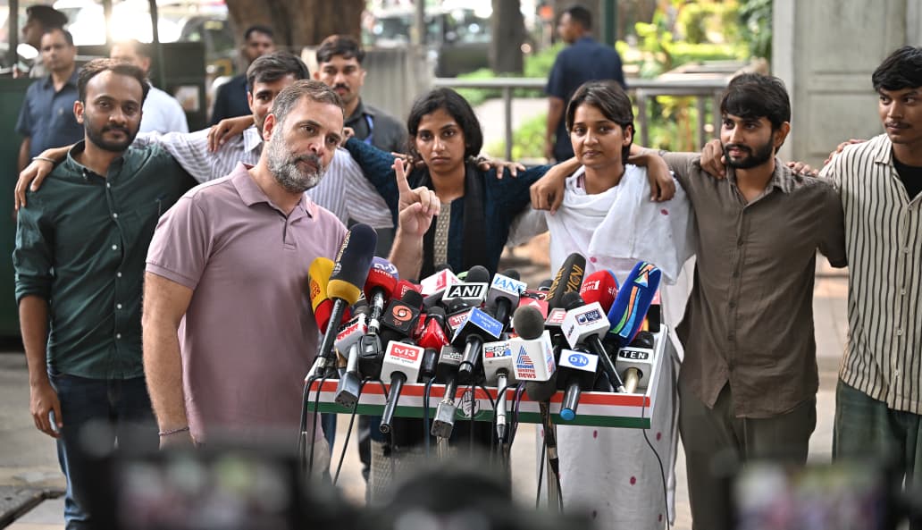 राहुल गांधी ने 6 छात्रों के साथ प्रेस कॉन्फ्रेंस की।