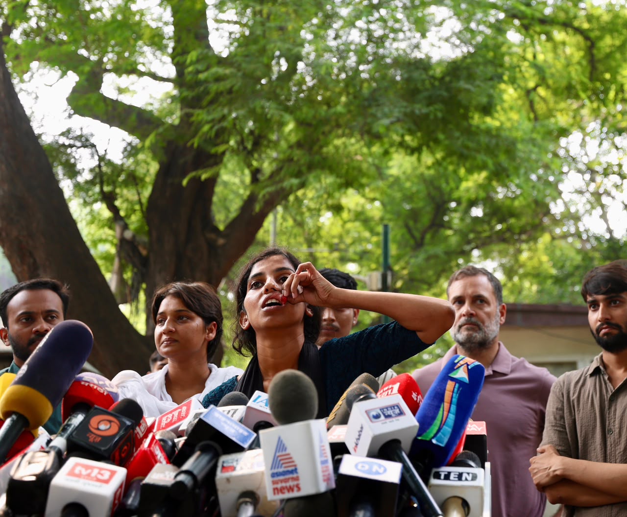 अदिरा ने होठों के नीचे लगी चोटों को भी दिखाया।