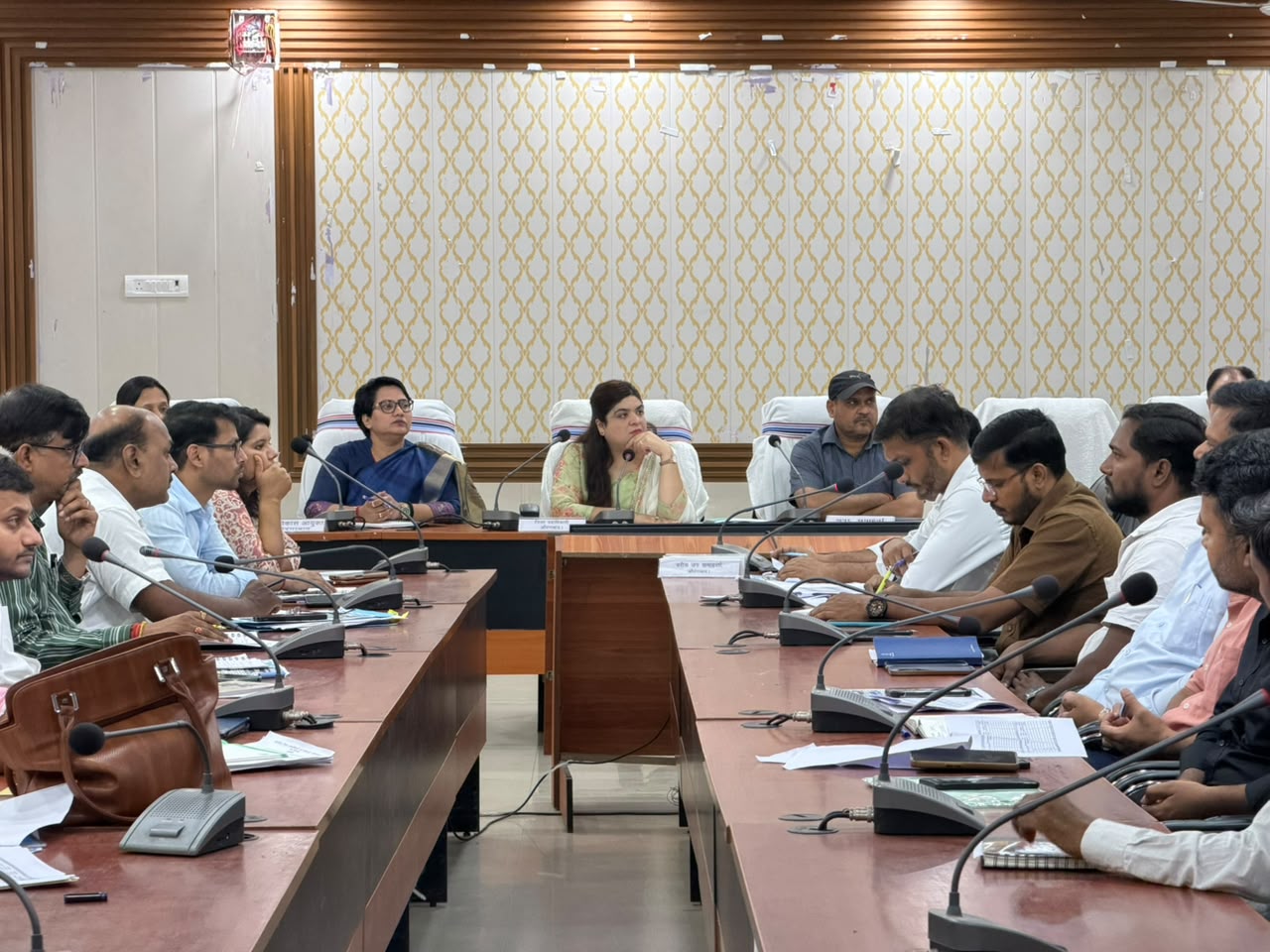 बैठक में मौजूद डीएम व अन्य अधिकारी