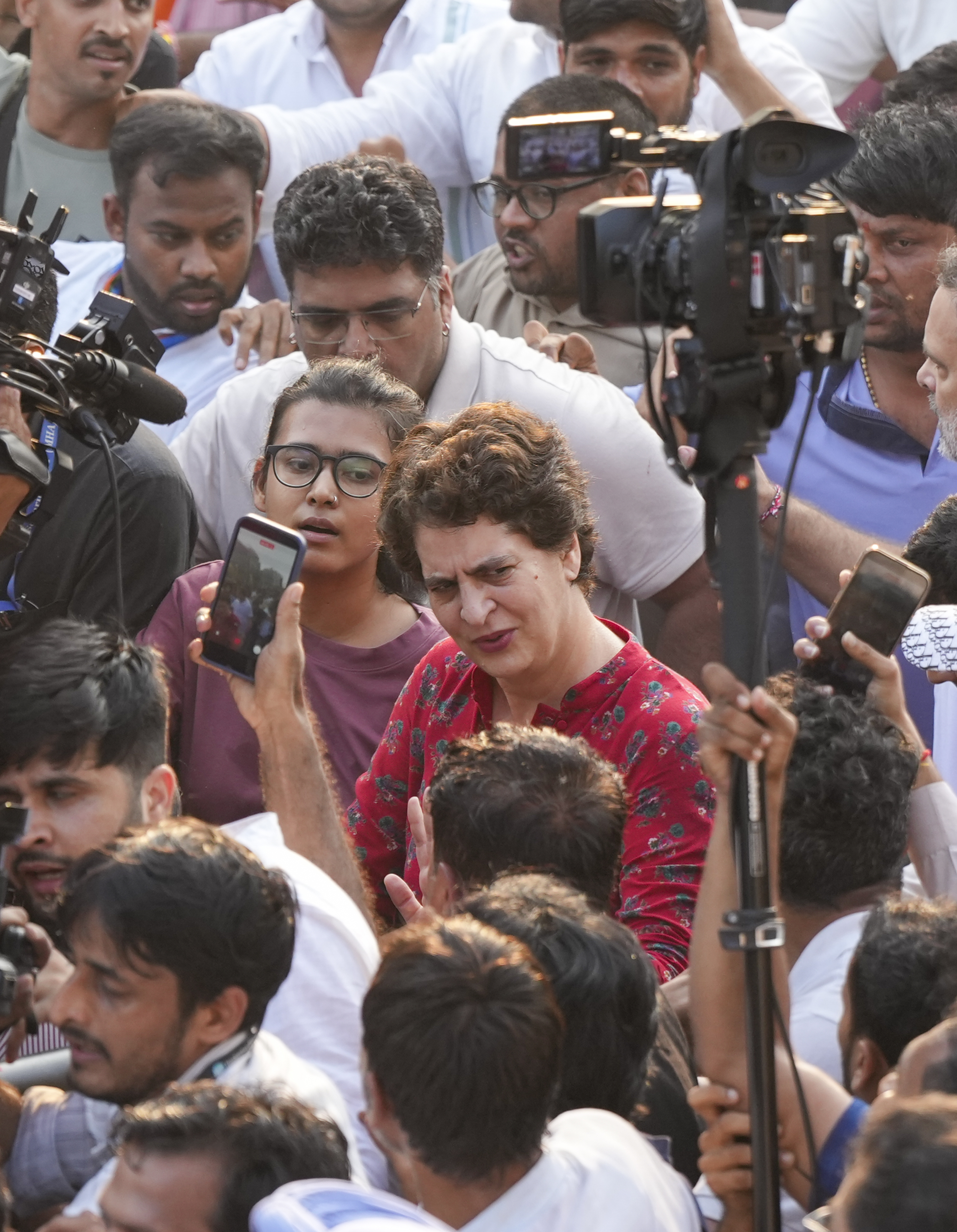 12 अक्टूबर को मार्च के दौरान प्रियंका गांधी के साथ नेहा बोरा।