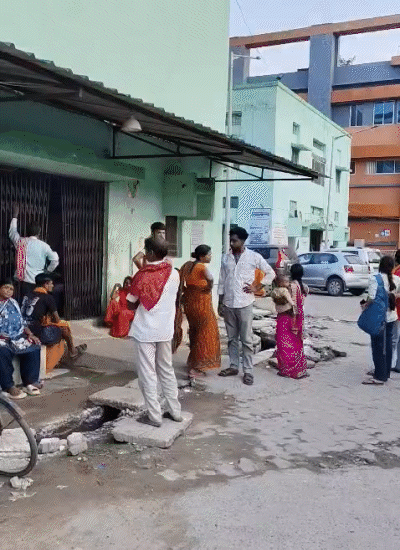पटना के लोकनायक जयप्रकाश हड्डी अस्पताल (LNJP) में शेड के नीचे इंतजार करते मरीज और उनके परिजन।