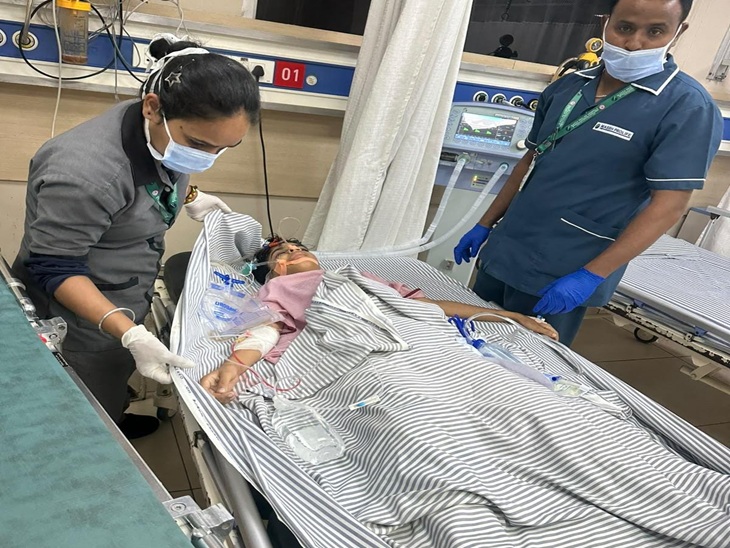 बड़े बेटे ओशो की गंभीर हालत को देखते हुए डॉक्टरों ने उसे वेंटिलेटर पर रखा है।