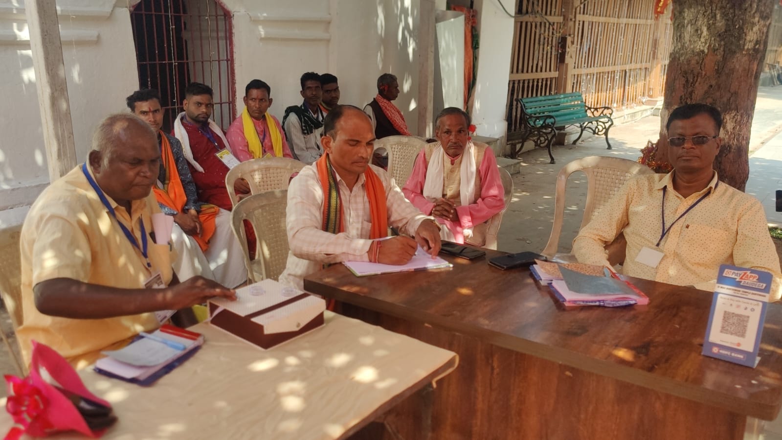 मंदिर के ठीक बगल में ज्योति कलश भवन के सामने काउंटर है।