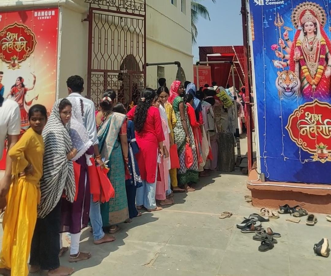 मंदिर में हर दिन हजारों की संख्या में भक्त दर्शन के लिए पहुंच रहे हैं।