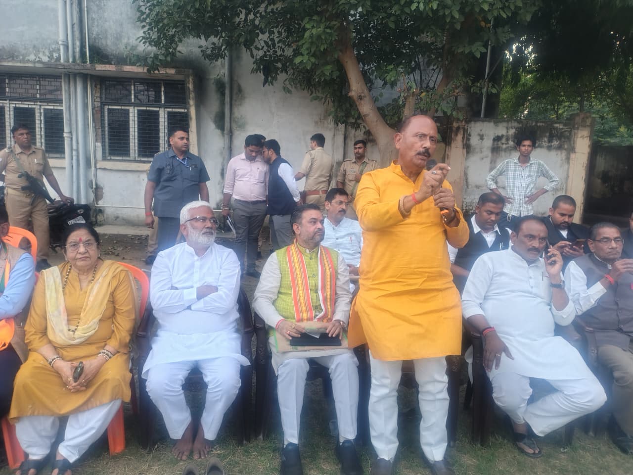 जिला प्रभारी राकेश त्रिवेदी ने भी कार्यकर्ताओं को किया संबोधित।