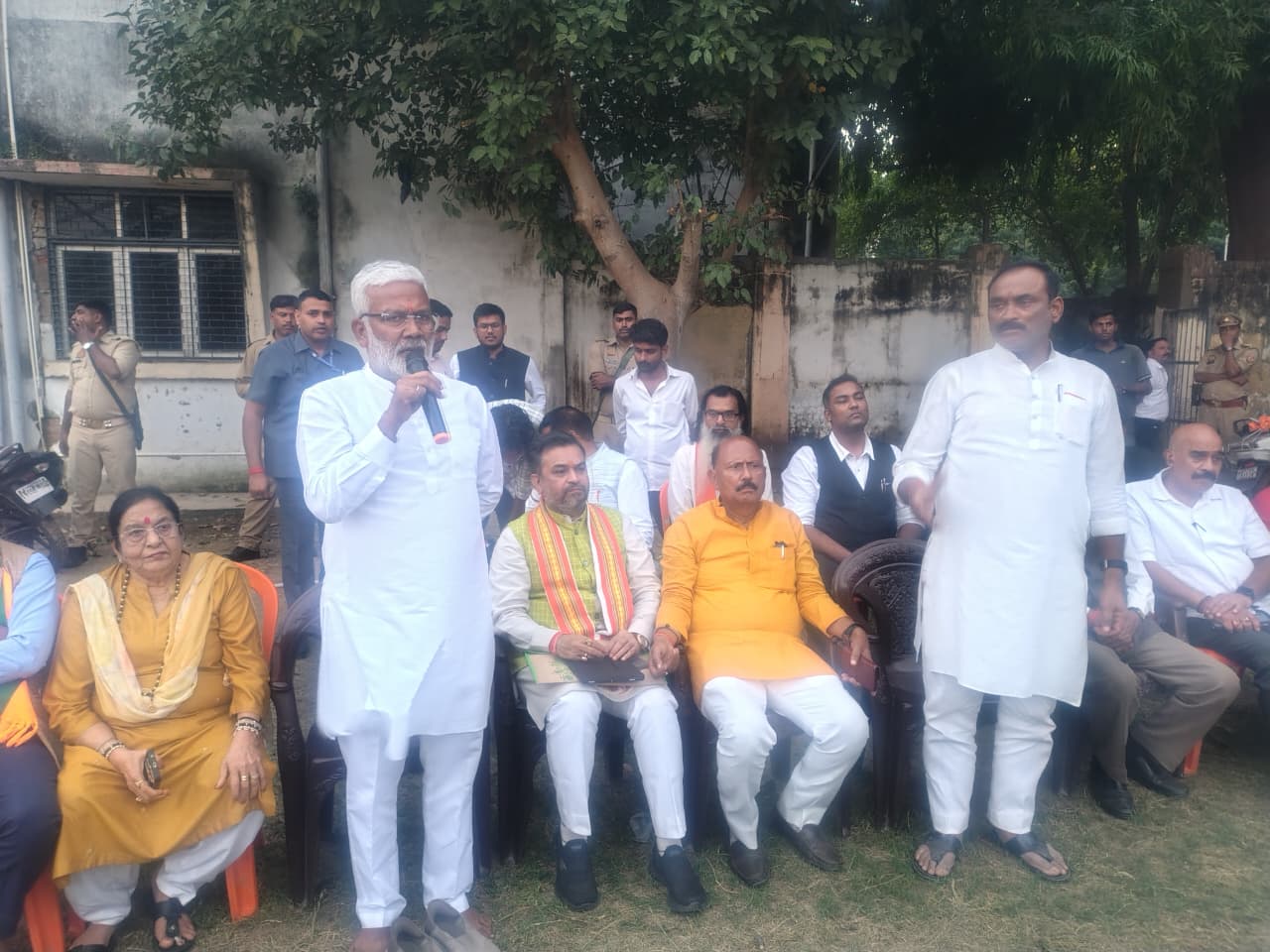 मतदाता सम्मेलन स्थल पर पहुंचकर मंत्री स्वतंत्रदेव सिंह ने कार्यकर्ताओं को दिशा-निर्देश दिए।