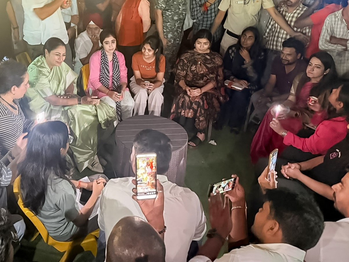 मुखर्जी नगर पहुंचीं सीएम रेखा गुप्ता, छात्रों की समस्याओं पर पीजी पॉलिसी और मुफ्त लाइब्रेरी की तैयारी