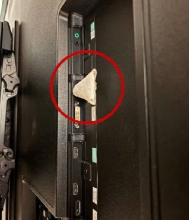 टीवी के पीछे USB पोर्ट में लगा डिवाइस।