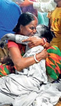 मां ने जैसे ही बच्ची का शव देखा, उसे सीने से लगाकर रोने लगीं।
