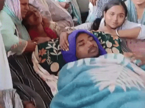 बेटे के शव के पास विलाप करते हुए परिजन - Dainik Bhaskar