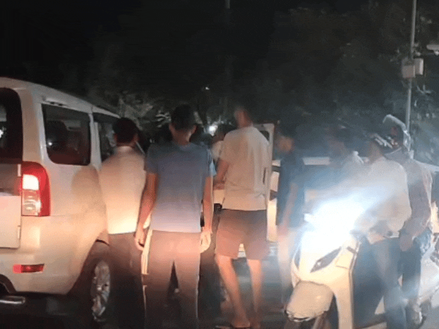 घटना के बाद सड़क पर लोगों की भीड़ जमा हो गई और कुछ देर के लिए आवागमन प्रभावित हुआ।
