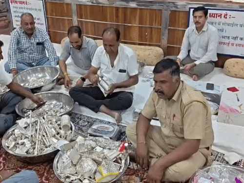 सोने-चांदी का भी हुआ तौल।