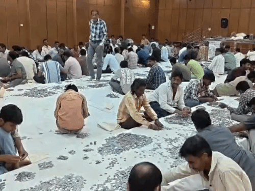 आज आखिरी राउंड में छोटे नोटों और सिक्कों की हुई काउंटिंग।