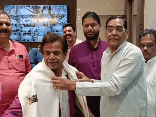झांसी सदर विधायक रवि शर्मा और पूर्व केंद्रीय मंत्री प्रदीप जैन आदित्य ने राजपाल यादव को शॉल ओढ़ाकर स्वागत किया।