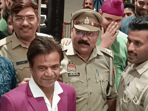 पुलिसकर्मी भी मोबाइल निकालकर राजपाल यादव के साथ तस्वीरें लेते नजर आए।