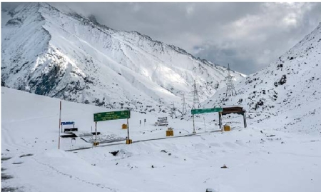 समुद्रसपाटीपासून ११,६५० फूट उंचीवर असलेल्या जोजिला खिंडीत बर्फवृष्टी झाली. याला ‘बर्फाच्या वादळांचा खिंड’ असेही म्हटले जाते. ही खिंड श्रीनगर-लेह महामार्गावर स्थित आहे.