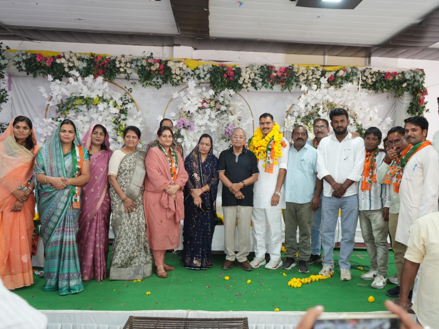 विधायक हरिमोहन शर्मा ने पार्षदों के अभिनंदन समारोह में उनके नाम की घोषणा की।