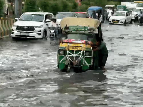 दिल्ली -एनसीआर में गुरुवार को भारी बारिश से सड़कें डूब गईं। जलभराव के चलते गाड़ियां रेंगती नजर आई। तस्वीर नोएडा के सेक्टर 62 की है।