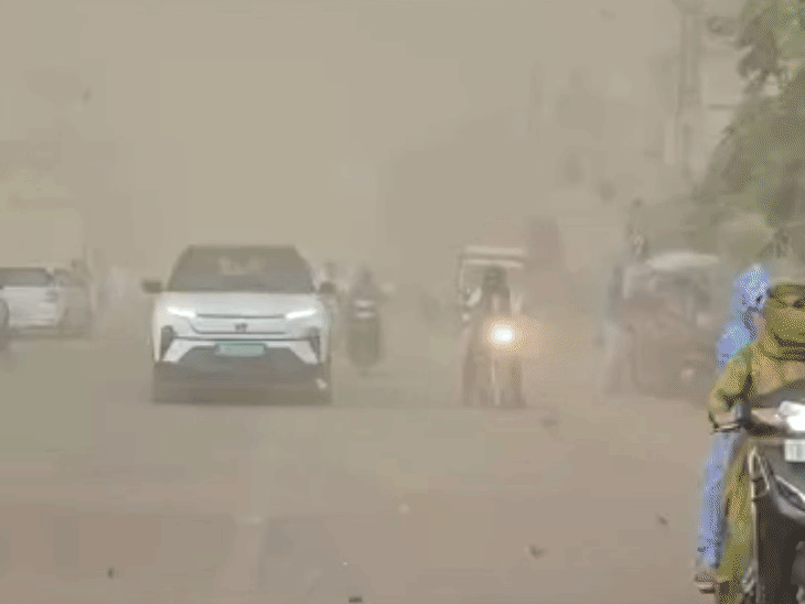 राजस्थान के भरतपुर में दोपहर 2 बजे अचानक मौसम बदला। धूल भरी आंधी चलने से दिन में ही अंधेरा सा छा गया।