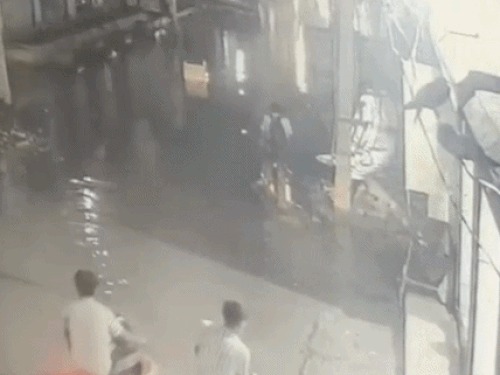 फरीदाबाद की संजय कॉलोनी में सीसीटीवी फुटेज में साइकिल से गिरते हुए श्रमिक दिनेश तिवारी, इस दौरान उनका हाथ तार से टकराया। - Dainik Bhaskar