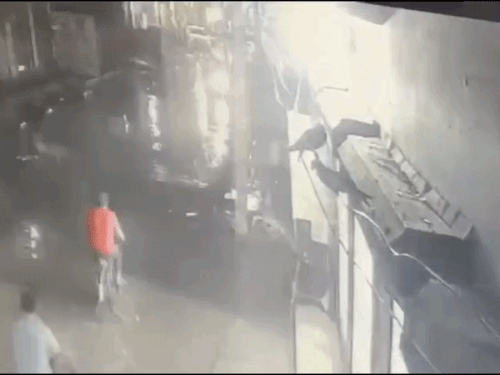 दिनेश कंपनी से घर वापस लौट रहा था।