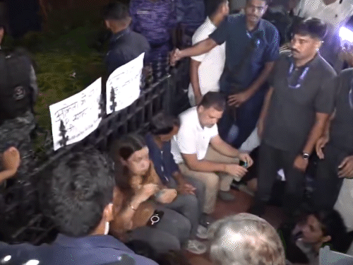 राहुल गांधी 14 अक्टूबर शाम को इंडिया गेट पर धरने पर बैठे अंकिता भंडारी के माता-पिता से मिले थे।  - Dainik Bhaskar
