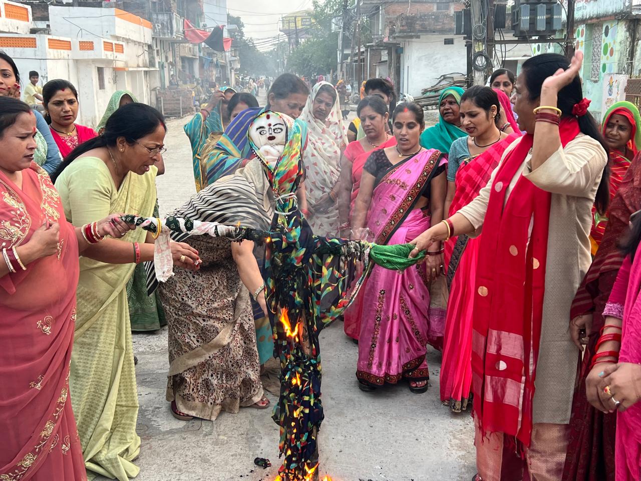 रीवा में कथित टिप्पणी के विरोध में प्रदर्शन करते कांग्रेस कार्यकर्ता।