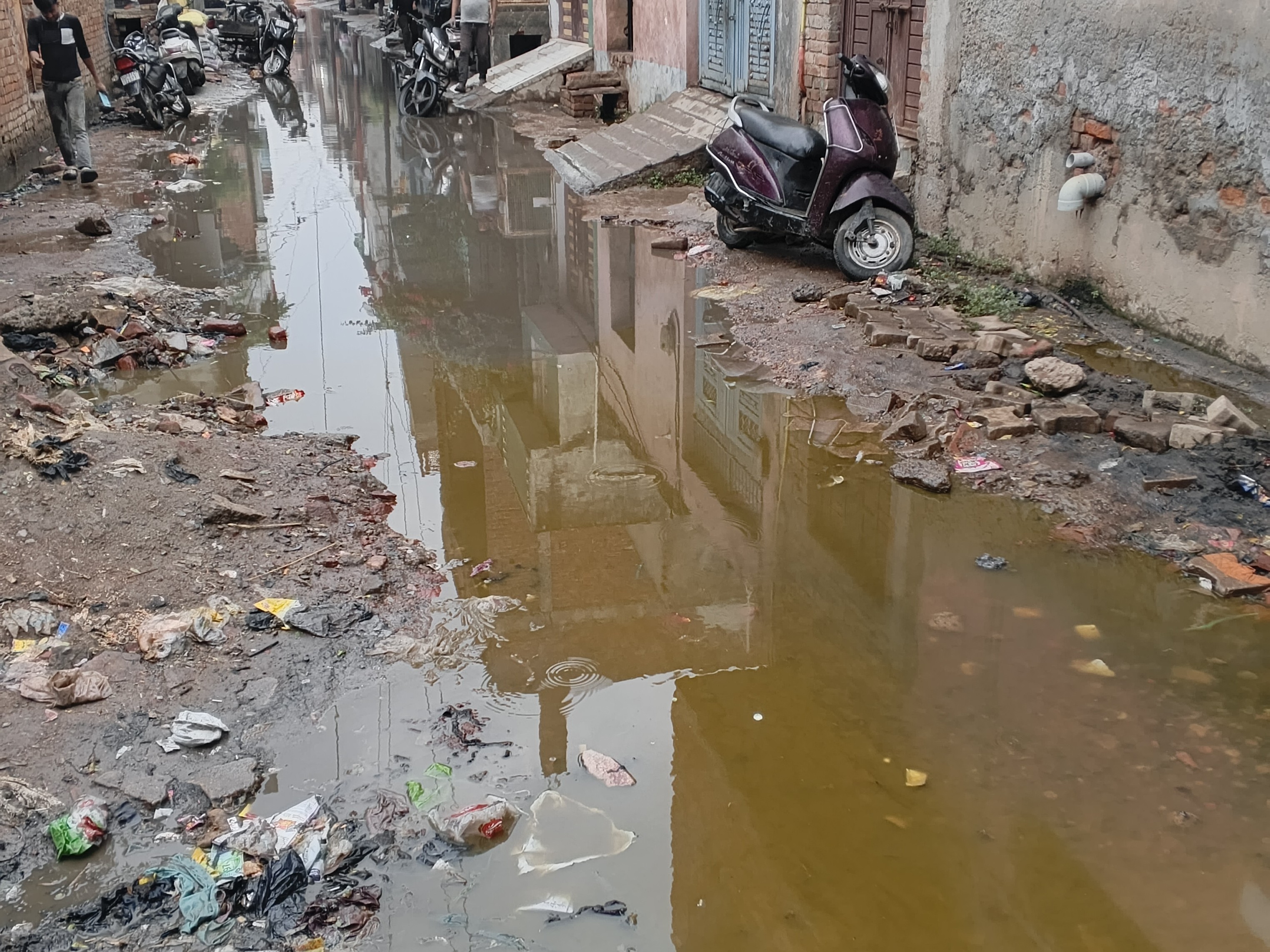 Aligarh Hayat Nagar Road Waterlogging | Health Risk & Commuter Trouble