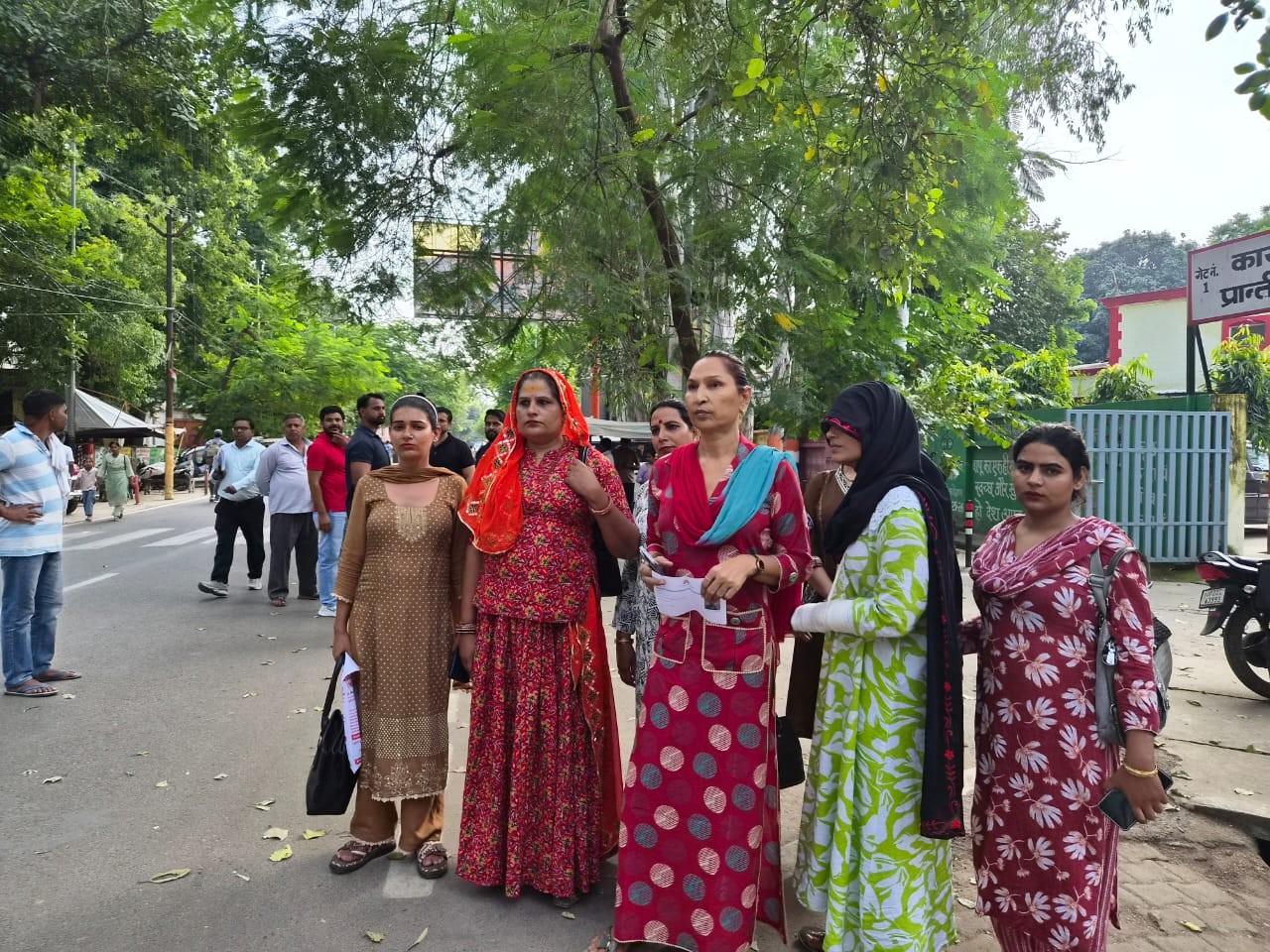 किन्नर के अपहरण की शिकायत लेकर एसपी कार्यालय पहुंचकर दी शिकायत।