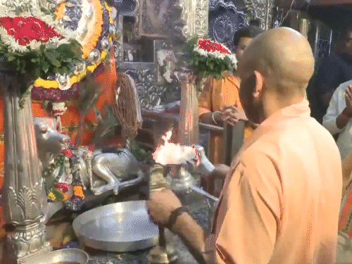 योगी ने काल भैरव मंदिर में आरती उतारी।
