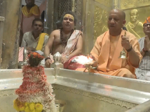 सीएम योगी ने काशी विश्वनाथ मंदिर में दर्शन-पूजन किया।
