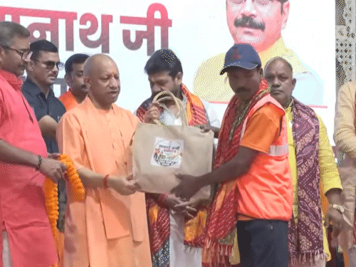 सीएम योगी आदित्यानथ ने सफाईकर्मियों का सम्मान किया।