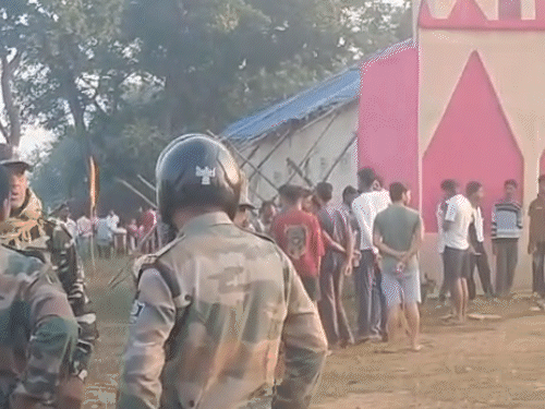 कमेटी के सदस्यों मनोज दत्त, राजू दत्त और जयनंदना दत्ता के मुताबिक, घटना रात करीब 1:30 बजे हुई।