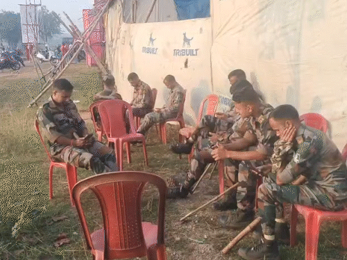 एहतियात के तौर पर गांव में भारी संख्या में पुलिस बल तैनात किया गया है।