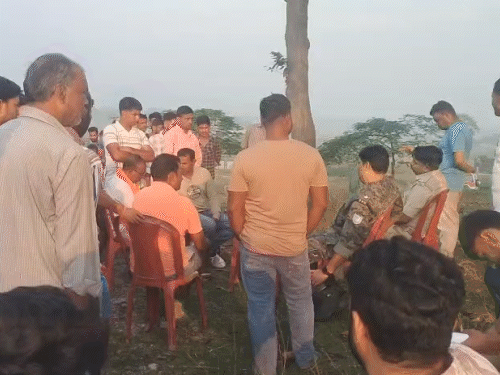 पूजा कमेटी के सदस्यों का कहना है कि 107 का नोटिस मिलने के बाद कुछ लोग नाराज थे। कमेटी ने इसी नाराजगी को पंडाल में आग लगाने की घटना से जोड़कर आरोप लगाया है।