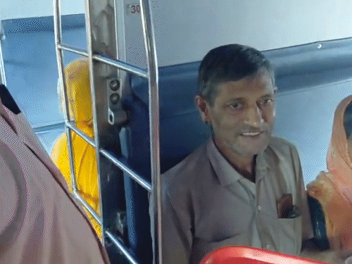 यात्रियों का आरोप है कि ट्रेन में भी उन्हें काफी लेट चाय दी गई थी।