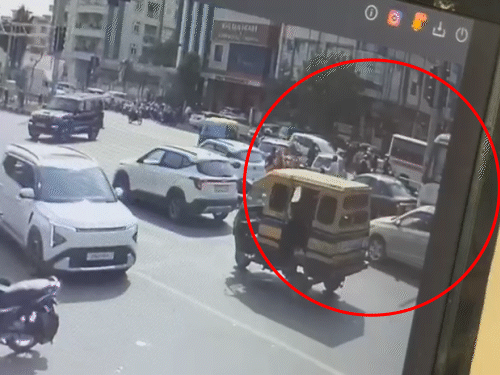 रोडवेज बस ने सबसे पहले नीली कार को टक्कर मारी।