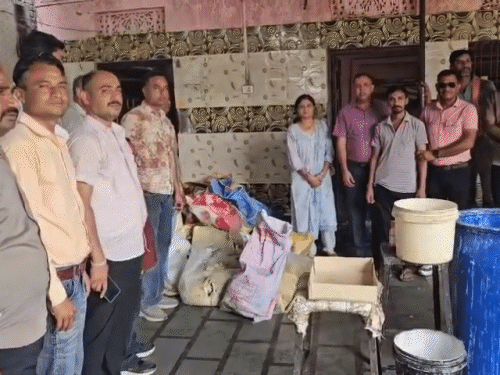 टीम ने नमाना कस्बे में 1084 किलो नकली मावा, 355 किलो मिल्क केक और सामग्री जब्त की।
